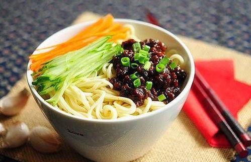 国产剧吃炸酱面视频播放,视频播放量爆表！