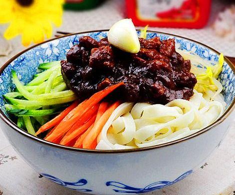 国产剧吃炸酱面视频播放,视频播放量爆表！